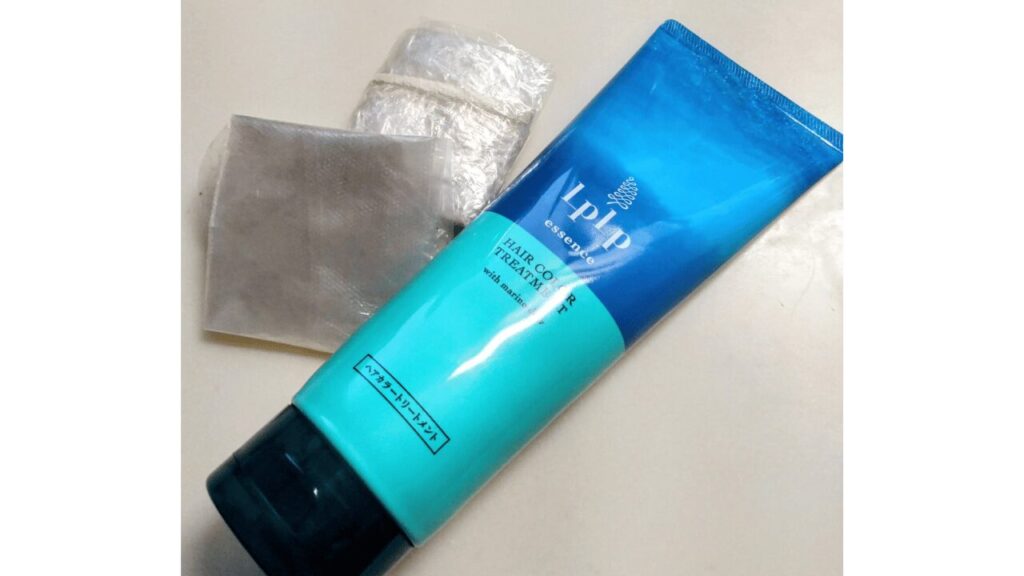 LPLPヘアカラートリートメントの中身(本体・付属品)を写した写真