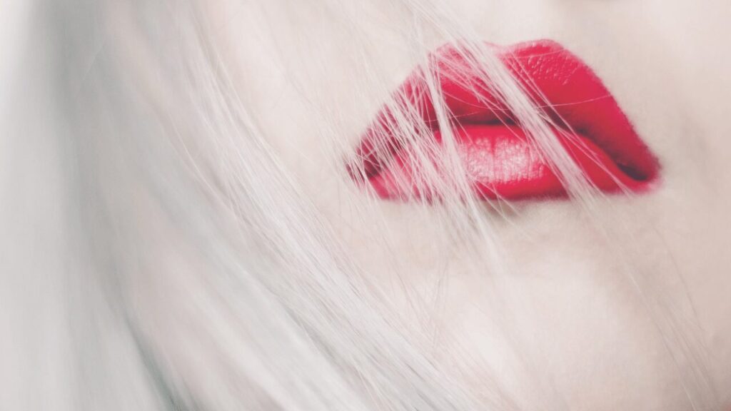 グレイヘアに移行した友人の個性的な友達のイメージ写真